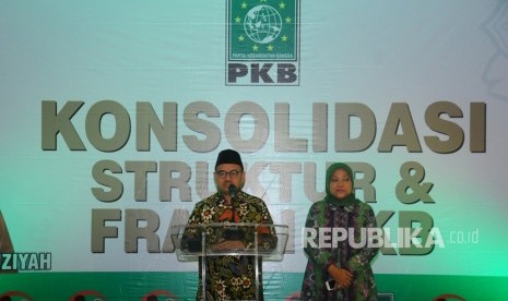 Calon Gubernur Jawa Tengah Sudirman Said (kiri) dan pasangannya Calon Wakil Gubernur Jawa Tengah Ida Fauziyah (kanan) memberi sambutan saat Konsolidasi PKB Jawa Tengah di Salatiga, Jawa Tengah, Ahad (4/3).