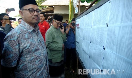 Calon Gubernur Jawa Tengah, Sudirman Said (kiri) melihat papan nama pemilih saat meninjau TPS 21 Desa Slatri, Brebes, Jawa Tengah, Rabu (27/6).