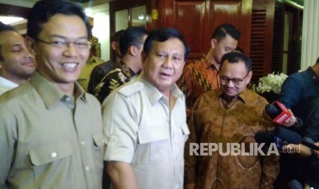 Calon Gubernur Jawa Tengah Sudirman Said menemui Ketua Umum Partai Gerindra Prabowo Subianto di kediamannya di Kertanegara, Jakarta Selatan, Jumat (6/7) malam.