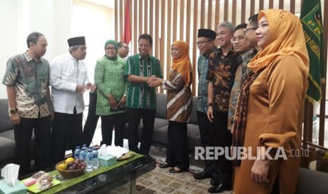 Calon Gubernur Jawa Timur Khofifah Indar Parawansa mendatangi kantor DPP PPP, Jakarta, Senin (9/7). 