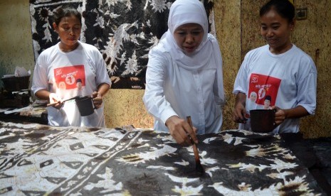 Calon Gubernur Jawa Timur, Khofifah Indar Parawansa (tengah) membatik kain saat mengunjungi industri rumah batik di kawasan Sukodono, Jawa Timur, Jumat (23/3). 