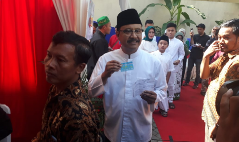 Calon Gubernur Jawa Timur nomor urut dua, Saifullah Yusuf bersama keluarga menyalurkan hak pilihnya di TPS 3 Gayungan, Surabaya, Rabu (27/6).