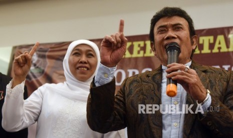 Calon Gubernur Jawa Timur nomor urut satu Khofifah Indar Parawansa (kiri) bersama musisi dangdut yang juga Ketua Umum Partai Idaman Rhoma Irama (kanan).