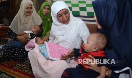 Calon Gubernur Jawa Timur nomor urut satu Khofifah Indar Parawansa (tengah) berbincang dengan pengurus pondok pesantren saat kunjungan di Pondok Pesantren Yatim Piatu Dhuafa Bayi Terlantar Millinium Roudlotul Jannah, Candi, Sidoarjo, Jawa Timur, Selasa (13/3). 