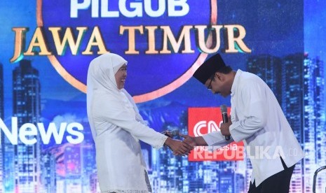 Calon Gubernur Jawa Timur nomor urut satu Khofifah Indar Parawansa (kiri) dan nomor urut dua Saifullah Yusuf (kanan) bersalaman saat Debat Publik I Pilgub Jatim di Gedung Dyandra Convetion Center, Surabaya, Jawa Timur, Selasa (10/4).