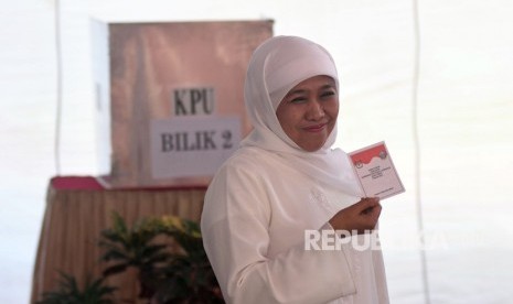 Calon Gubernur Jawa Timur nomor urut satu, Khofifah Indar Parawansa menunjukkan surat suara ketika akan menggunakan hak suara di TPS 16 Jemur Wonosari, Surabaya, Jawa Timur, Rabu (27/6).