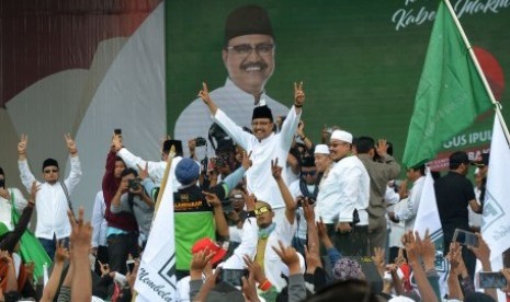 Calon Gubernur Jawa Timur Saifullah Yusuf (Gus Ipul) mengangkat jari dua saat kampanye terbuka di Lapangan Jakcloth, Patrang, Jember, Jawa Timur, Ahad (15/4).