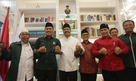 Calon Gubernur Jawa Timur Saifullah Yusuf (ketiga kiri) bersama Calon Wakil Gubernur Jawa Timur Abdullah Azwar Anas (ketiga kanan) didampingi Sekjen DPP PKB Abdul Kadir Karding (kedua kiri) dan Wasekjen PDIP Ahmad Basarah (kedua kanan) dan Dewan Syuro PKB KH Ghofur (kiiri) saat konferensi pers di Kantor DPP PKB, Jakarta, Ahad (15/10). 