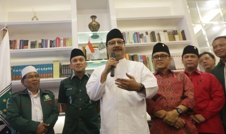 Calon Gubernur Jawa Timur Saifullah Yusuf (ketiga kiri) bersama Calon Wakil Gubernur Jawa Timur Abdullah Azwar Anas (ketiga kanan) didampingi Sekjen DPP PKB Abdul Kadir Karding (kedua kiri) dan Wasekjen PDIP Ahmad Basarah (kedua kanan) dan Dewan Syuro PKB KH Ghofur (kiiri) memberikan keterangan pers di Kantor DPP PKB, Jakarta, Ahad (15/10). 