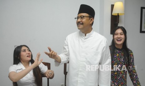 Calon Gubernur Jawa Timur Saifullah Yusuf (tengah) berbincang dengan penyanyi dangdut Via Vallen (kiri) dan Nella Kharisma (kanan) terkait lagu Kabeh Sedulur, Kabeh Makmur di Surabaya, Jawa Timur, Senin (22/1). 