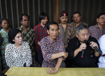 Calon Gubernur Joko Widodo mendatangi PKL di Jalan Gajah Mada-Hayam Wuruk, Ahad (1/3). (Republika/Adhi Wicaksono)