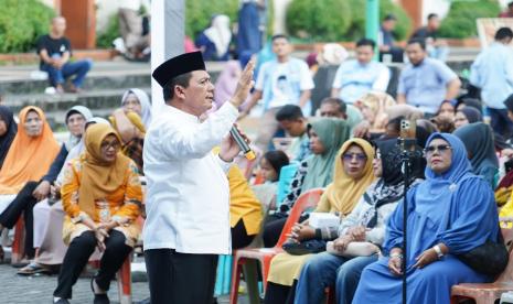 Calon gubernur Kepri Ansar Ahmad berpidato di hadapan masyarakat.