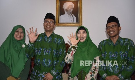 Calon Gubernur NTB Zulkieflimansyah (kedua kiri) bersama Wakilnya Siti Rohmi Djalilah (kedua kanan) saat jumpa pers di Pancor, Selong, Lombok Timur, NTB, Rabu (27/6). 