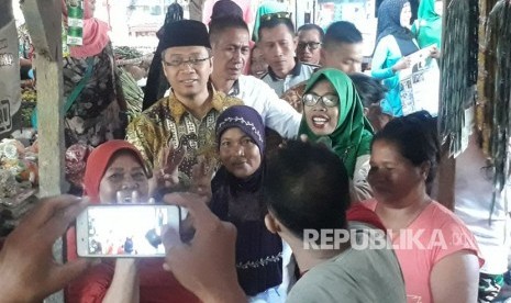 Calon Gubernur NTB Zulkieflimansyah menyambangi pedagang di Pasar Plampang, Kabupaten Sumbawa pada Rabu (28/2) pagi.