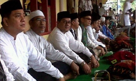 Calon Gubernur Riau, Jon Erizal (kiri) menghadiri hari raya Puaso Onam di Kampar, Riau.