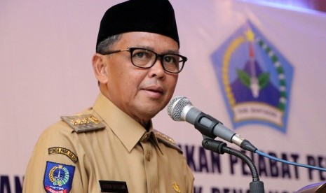 Calon Gubernur Sulsel yang juga Bupati Bantaeng Nurdin Abdullah memberikan sambutan saat pelantikan Pegawai Negeri Sipil Tenaga Bidan PTT lingkup pemerintah Kabupaten Bantaeng di Balai Kartini, Kabupaten Bantaeng, Sulawesi Selatan, Sabtu (30/6). 