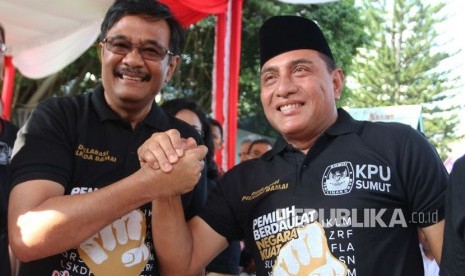 Calon gubernur Sumatra Utara nomor urut satu Edy Rahmayadi (kanan) dan dan calon gubernur Sumatra Utara nomor urut dua Djarot Saiful Hidayat (kiri) bersalam komando ketika menghadiri Deklarasi Kampanye Damai Pemilihan Gubernur dan Wakil Gubernur Sumut, di Medan, Sumatra Utara, Ahad (18/2). 