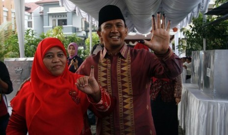 Calon Gubernur Sumut nomor urut 5, Gatot Pujo Nugroho dan istrinya Sutias Handayani usai memberikan hak suaranya di Pemilukada Sumut  Kamis (7/3)