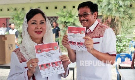 Calon Gubernur Sumut nomor urut dua Djarot Saiful Hidayat bersama istri Happy Farida memperlihatkan surat suara ketika akan memberikan hak suara pada Pilkada Sumut 2018 di TPS 04 Jalan Cik Di Tiro Medan Polonia, Medan, Sumatera Utara, Rabu (27/6).