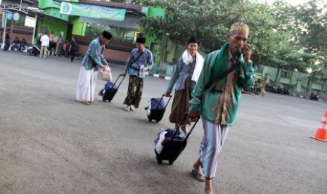 Calon haji kloter 8 dari Embarkasi Jakarta-Bekasi yang sebelumnya menginap di hotel kembali memasuki Asrama Haji Bekasi, Jawa Barat, Senin (24/8). 