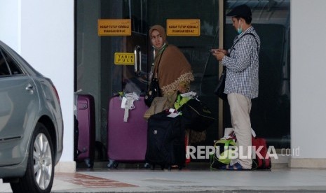 Calon haji korban penipuan melalui jalur Filipina berada di Common Use Lounge saat tiba di Bandara Internasional Soekarno-Hatta, Tangerang, Banten, Ahad (4/9). (Republika/ Yasin Habibi)