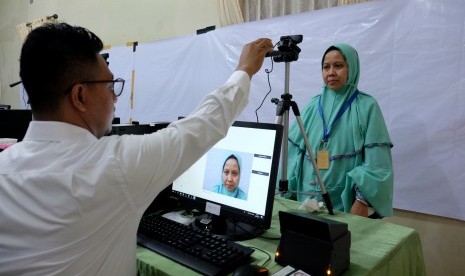 Calon haji Makassar yang tergabung kelompok terbang (kloter) 1 Embarkasi Makassar menjalani perekaman Biometrik di Asrama Haji Sudiang, Makassar, Sulawesi Selatan, Senin (16/7). 