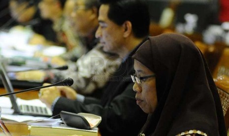 Calon Hakim Mahkamah Kostitusi (MK) sedang membuat makalah di komisi III, Kompleks Parlemen Senayan, Jakarta, Selasa (25/2).