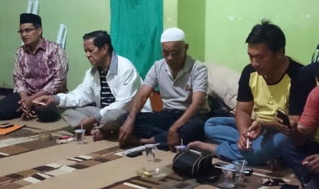  Calon independen bupati Bima Abdul Khayir (kiri) dan Mantan anggota DPR RI dari Fraksi Partai Amanat Nasional (PAN) periode 2004-2009 Nazamuddin (kanan).