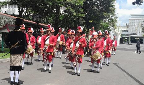 Calon istri Kaesang Pangarep, Erina Sofia Gudono dibawa menggunakan kereta kencana menuju lokasi akad nikah dk Pendopo Royal Ambarrukmo, Kabupaten Sleman, DIY, Sabtu (10/12). 