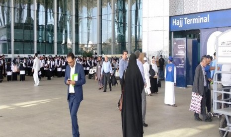 Calon jamaah haji asal Iran ketika berada di Bandara AMA, Madinah, Selasa (17/7).