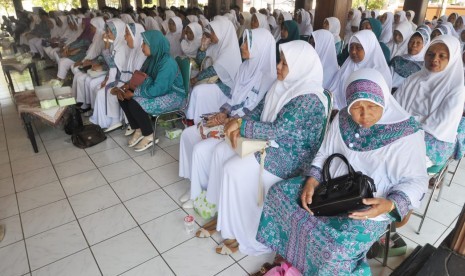 Calon jamaah haji asal kabupaten Semarang saat mengikuti acara pelepasan oleh Bupati Semarang, di Pendopo Rumah Dinas Bupati Semarang, di Ungaran, Kabupaten Semarang, Rabu (25/7). Sebanyak 654 calon jamaah haji Kabupaten Semarang akan berangkat ke tanah suci pada musim ibadah haji tahun ini. 