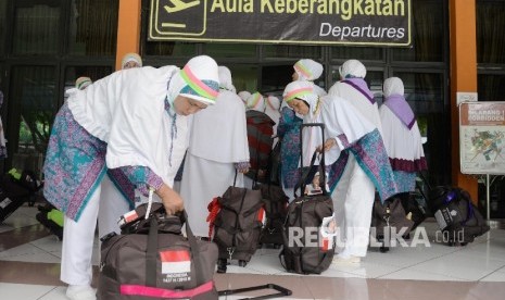 Calon jamaah haji asal Kuningan berkemas sebelum berangkat menuju Bandara Halim Perdanakusuma di Asrama Haji Bekasi, Jabar. Kuningan Segera Miliki Pusat Layanan Haji dan Umroh