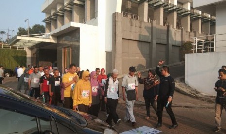 Calon jamaah haji asal Tangerang Selatan mengikuti proses tes kebugaran di RS Sari Asih, Ahad (19/1).