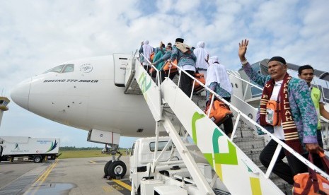 Calon jamaah haji bersiap menaiki pesawat di Bandara Internasional Minangkabau.