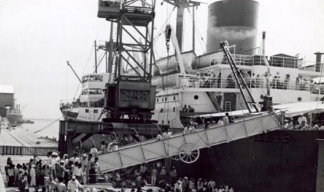 Calon jamaah haji bersiap naik kapal laut di Tanjung Priok, menuju Tanah Suci pada tahun 1938.