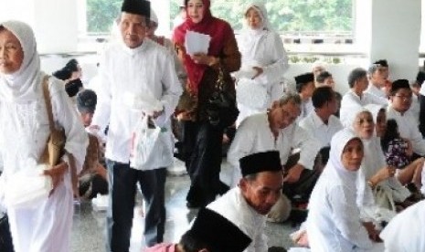 Calon jamaah haji (calhaj) sedang mengikuti bimbingan manasik haji massal di Masjid Agung Baitul Faizin Pemda Bogor, Jawa Barat.