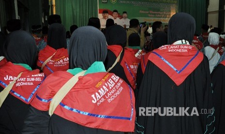 Calon jamaah haji (Calhaj) Sumatera Selatan (Sumsel) yang tergabung dalam Kloter pertama embarkasi Palembang, Jumat (4/8) menanti upacara pelepasan yang dilakukan Gubernur Sumsel Alex Noerdin.