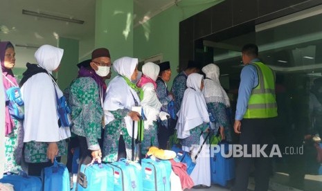 Calon jamaah haji (CJH) Nusa Tenggara Barat (NTB) kloter pertama di Asrama Haji NTB, Selasa (17/7).