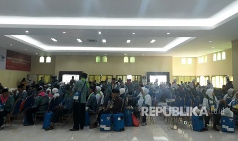 Calon jamaah haji (CJH) Nusa Tenggara Barat (NTB) kloter pertama di Asrama Haji NTB.