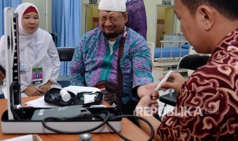 Calon Jamaah Haji dari embarkasi Bekasi diperiksa tekanan daragnya