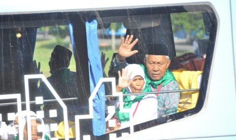 Calon jamaah haji di Lombok Barat menjalani ritual pelepasan haji. Pelunasan Biaya Haji di Lombok Timur 94 Persen