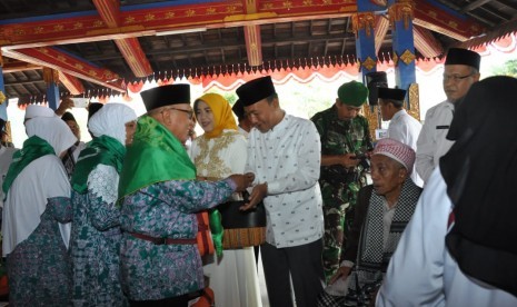 Calon jamaah haji di Lombok Barat menjalani ritual pelepasan haji.