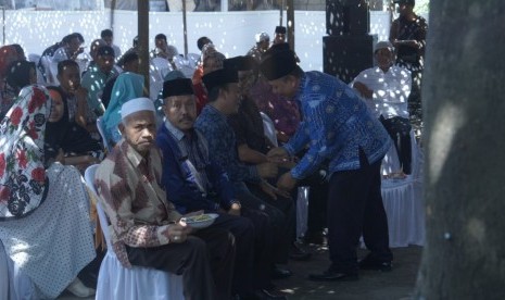 Calon jamaah haji di Lombok Barat menjalani ritual pelepasan haji.