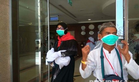 Calon jamaah haji dianjurkan untuk senantiasa mengenakan masker saat berada di ruang terbuka selama di tanah suci. Untuk  mengurangi resiko terkena penyakit menular lewat udara.