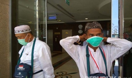 Calon jamaah haji dianjurkan untuk senantiasa mengenakan masker saat berada di ruang terbuka selama di tanah suci. Untuk  mengurangi resiko terkena penyakit menular lewat udara.