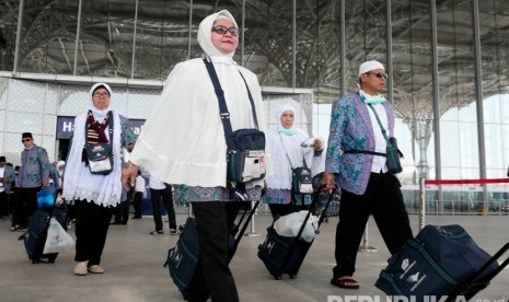 Calon jamaah haji embarkasi Padang  yang tergabung dalam Kloter 01 PDG tiba dengan pesawat Garuda dengan nomor penerbangan GA 3301 di Bandara Internasional Amir Muhammad bin Abdul Aziz, Madinah, Selasa (9/8). (Republika/Amin Madani)