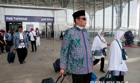 Calon jamaah haji embarkasi Padang  yang tergabung dalam Kloter 01 PDG tiba dengan pesawat Garuda dengan nomor penerbangan GA 3301 di Bandara Internasional Amir Muhammad bin Abdul Aziz, Madinah, Selasa (9/8). (Republika/Amin Madani)