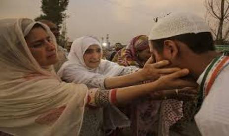 Calon jamaah haji India permit pergi haji dengan mezminta restu ibu dan keluarganya.