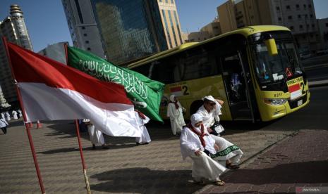 Jamaah haji Indonesia menuju hotelnya seusai turun dari bus Shalawat di Makkah. Telkomsel menghadirkan layanan paket RoaMAX yang memudahkan jamaah berkomunikasi dengan keluarga. (ilustrasi).