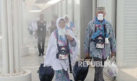  Calon jamaah haji Indonesia saat tiba di Bandara Amir Muhammad bin Abdul Aziz (AMAA) Madinah. (ilustrasi)